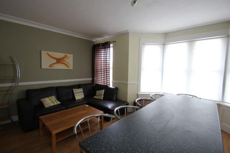 1 bedroom in a flat share to rent - Photo 2