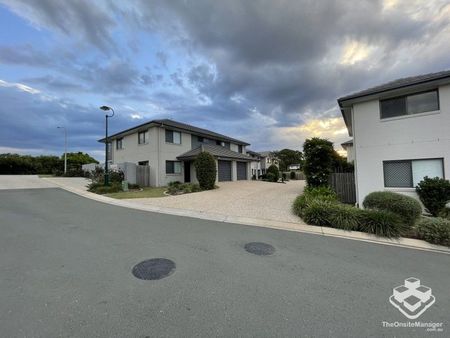 A/C in Every Room! Huge Townhouse! - Photo 2