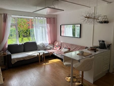 2 Bed Flat, Daisy Bank, M14 - Photo 2