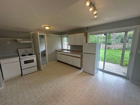 Family Home-2 Kitchens - Photo 2