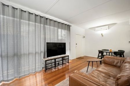 SPACIOUS GROUND FLOOR 2 BEDROOM APARTMENT IN PRIME LOCATION. - Photo 2