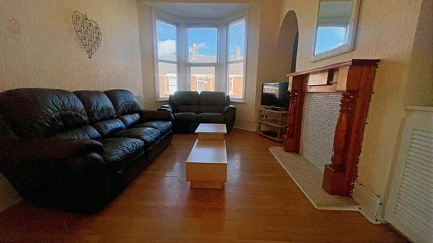 4 bedroom flat to rent - Photo 1