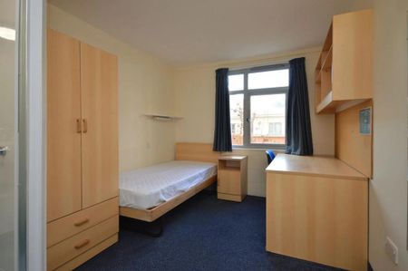 4 bedroom flat to rent - Photo 3