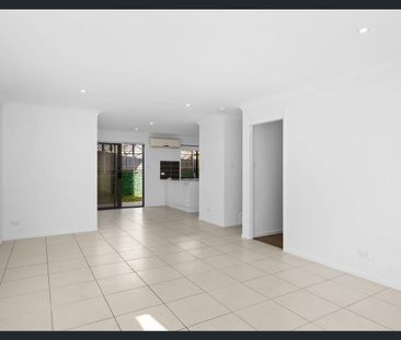 Stylish Townhouse Living in Calamvale - Photo 1