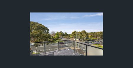 Light filled corner apartment with sweeping golf course views - Photo 2