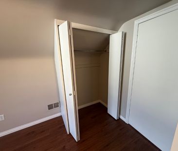 🌟 Cozy 600 sq ft Upper Floor Mezzanine Suite Near NAIT - Photo 2