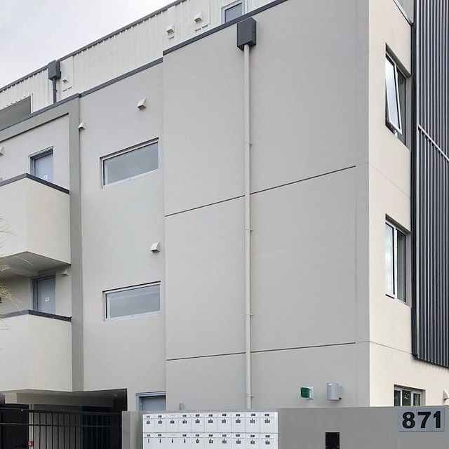 Modern apartment with plenty of goodies close by - Photo 1