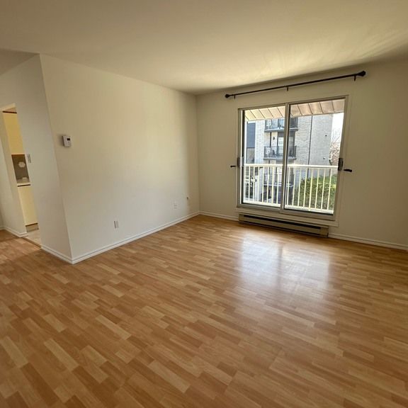 TRÈS BEAUX GRAND 4 1/2 BIEN SITUÉ - Photo 1