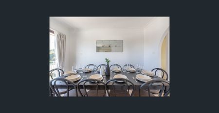 Lakeside 5Bed Oasis in Berkeley Vale - Photo 4