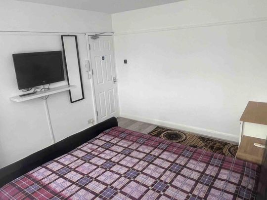 1 bedroom in a house share to rent - Photo 1