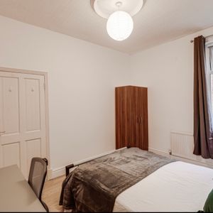 5 Bedroom House Close To Popular West End of Leicester - Photo 2