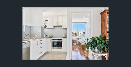 Modern beachside 1 Bedroom apartment directly opposite Coogee beach & Coogee Pavilion - Photo 3