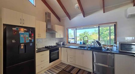 Spacious 4 bedroom family home! - Photo 4