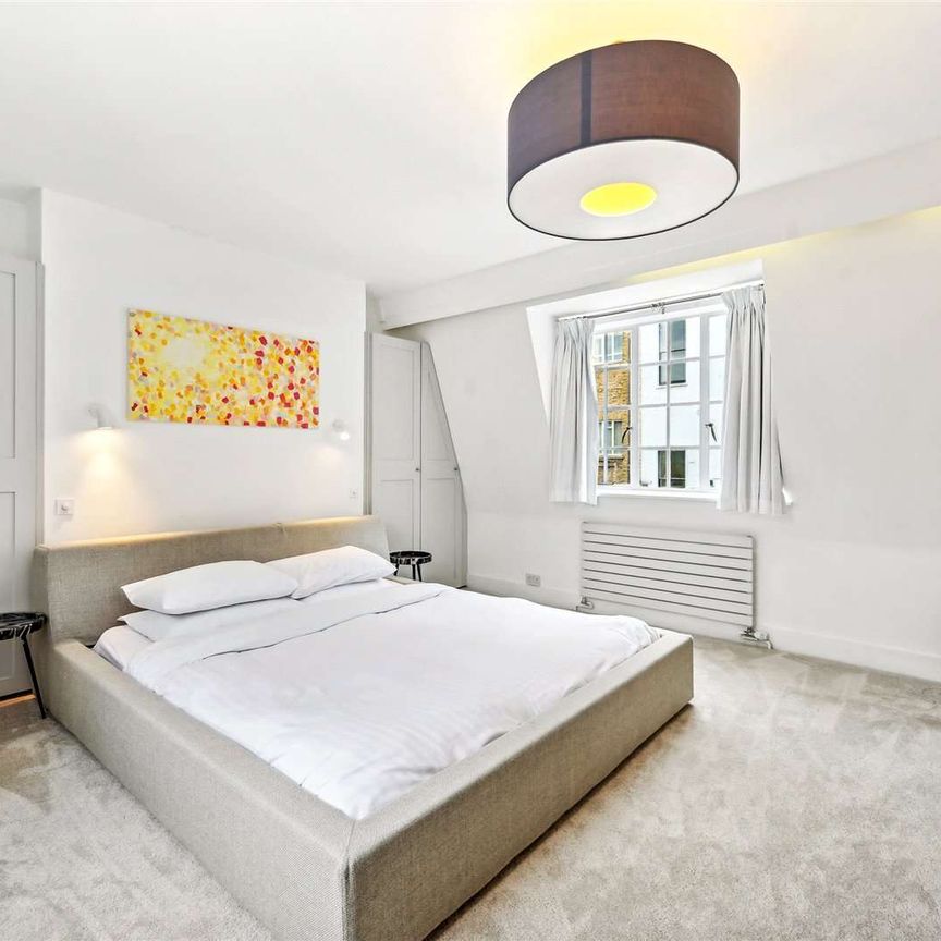 An impressive refurbished mews house with a private terrace and parking. - Photo 1