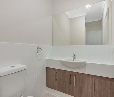 Townhouse in well sought area - Photo 6