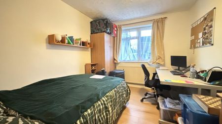 4 bedroom semi-detached house to rent - Photo 4