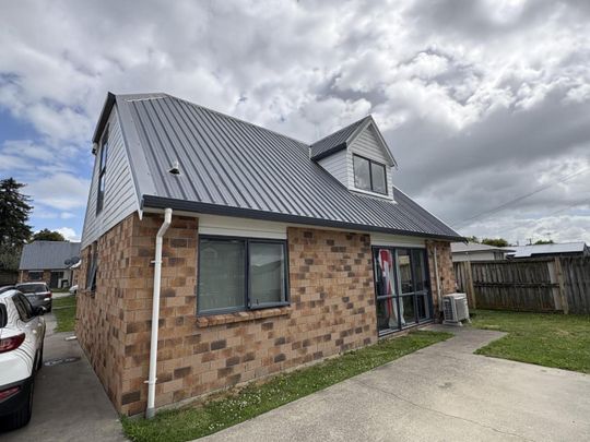 Spacious Four-Bedroom Townhouse - Hamilton East - Photo 1