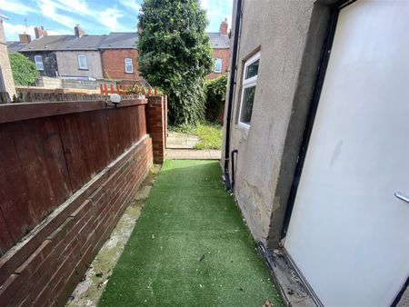 3 bedroom terraced house to rent - Photo 3