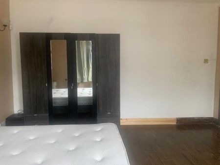 1 bedroom in a house share to rent - Photo 3