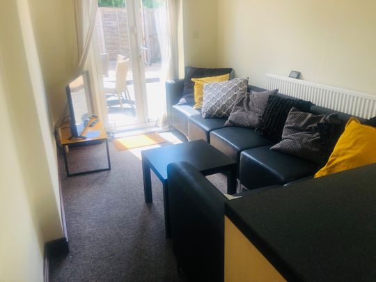 5 Bed Terraced House, Milton Road, SO15 - Photo 1