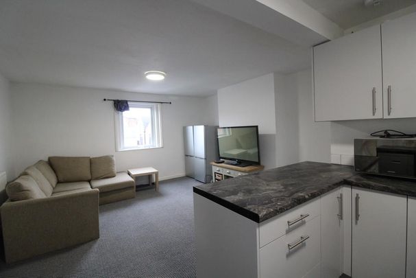 5 bedroom flat to rent - Photo 1