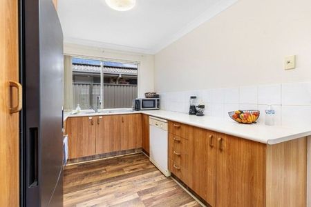 4 bedroom family home with large yard - Photo 4