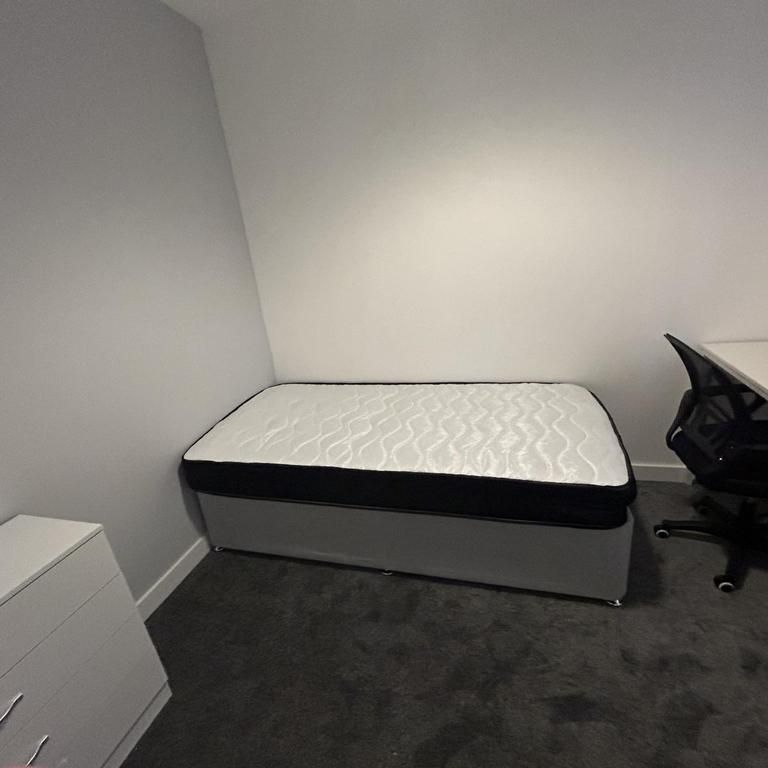 6 bedroom semi-detached house to rent - Photo 1