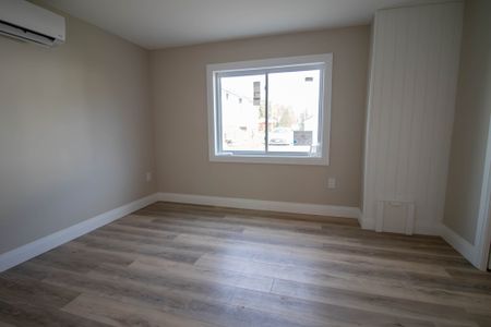 **RENOVATED FULLY DETACHED UNIT FOR RENT IN WELLAND!** - Photo 5