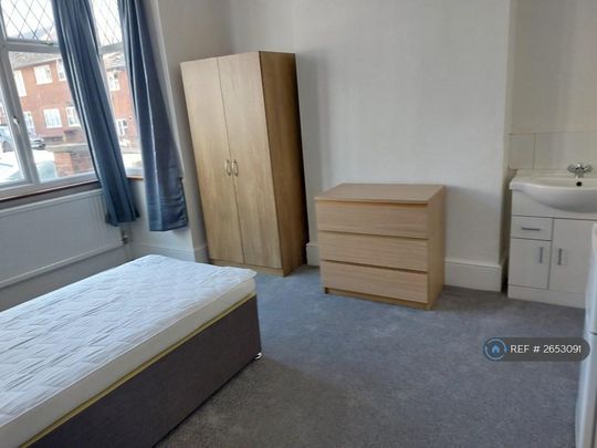 1 bedroom in a house share to rent - Photo 1