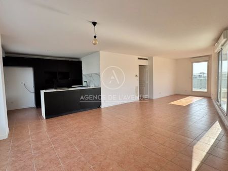 Location Appartement 4 pièces 92m² LA SEYNE SUR MER 83500 - Photo 2