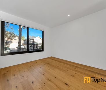 Conveinent location | Light-Filled Living | Space & Style - Photo 3