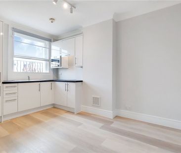 A bright studio room with kitchenette situated on the third floor o... - Photo 5