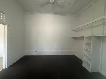 Newly renovated unit (unfurnished) - Close to City - Photo 2