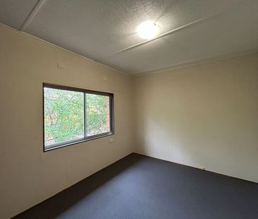 Solid little home - Photo 2