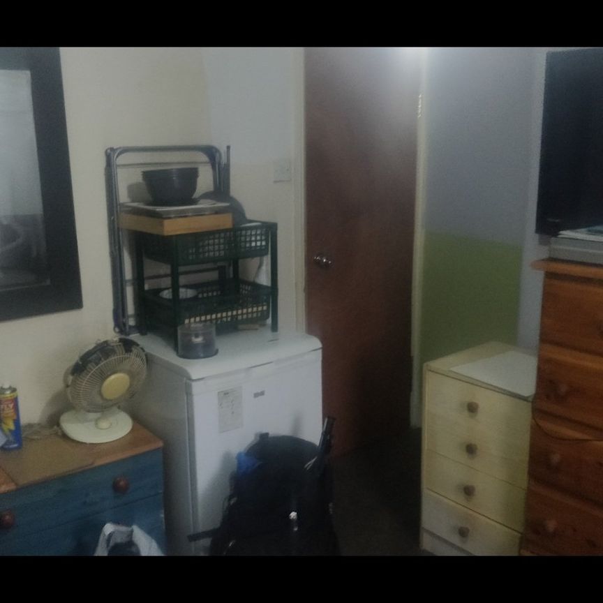 Bedsit, Selby Road, E13 - Photo 1