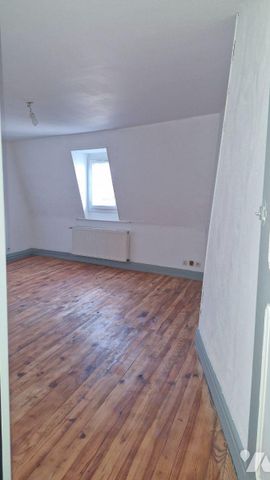 Duplex 1er et 2ème étage en plein centre de Forges Les Eaux comprenant: au 1er étage Beau séjou... - Photo 3