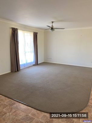 Lovely 3 Bedroom/2 Bathroom Air Conditioned Home - Photo 1