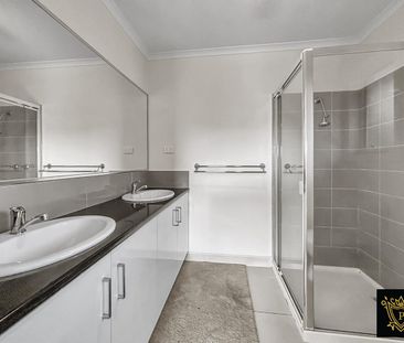 4/81 Ahern Road, Pakenham, Vic 3810 - Photo 3