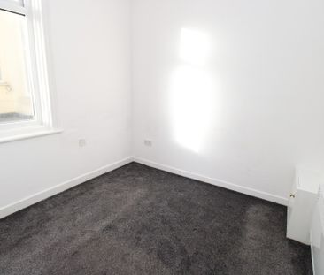 To Let 1 Bed Flat - Photo 2