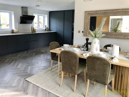 4 bedroom detached house to rent - Photo 2