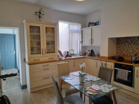 1 bedroom in a house share to rent - Photo 5