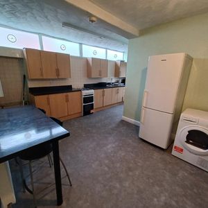 Room For Rent Queen Street, Pontypridd - Photo 2