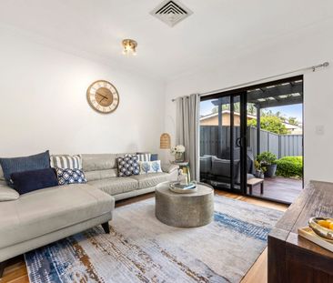 Stylish Townhouse in a Prime Location - 6 Month Lease - Photo 1