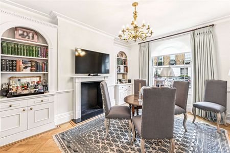 A beautiful family home with period features, a private garden and a double garage accessed from Mirena Mews. - Photo 4