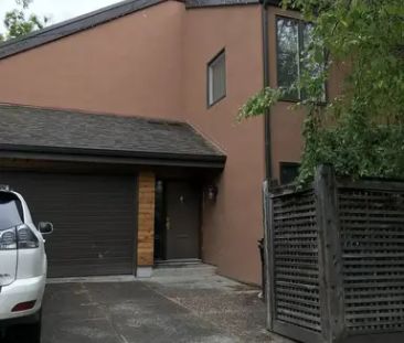 Large central home for rent short term only | Calgary - Photo 1