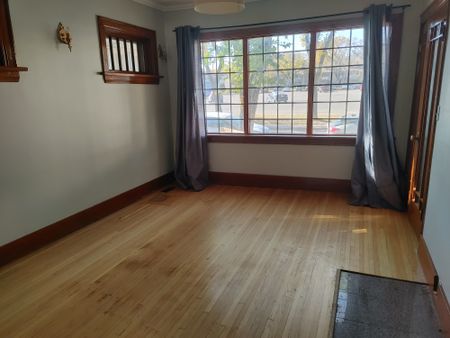 1937 TORONTO 3 BEDROOMS - Photo 2