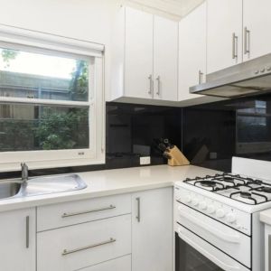 Cosmopolitan Location - Immaculate Art Deco Apartment - Photo 2