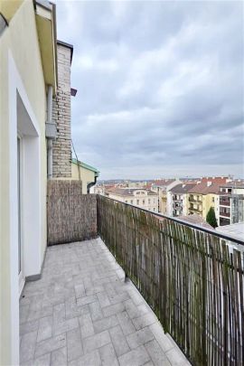 Kompletně zařízený byt 2+kk (balkón s výhledem) v posledním patře domu v Máchově ulici na Vinohradech, ihned k nastěhování - Fotografie 1