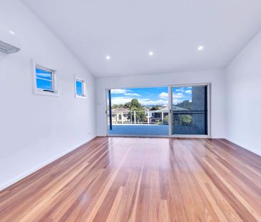 Modern three bedroom duplex with stunning water views - Photo 6