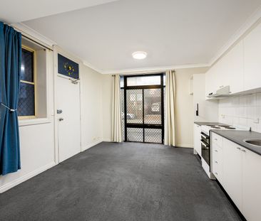 IMMACULATE ONE (1) BEDROOM APARTMENT - Photo 2